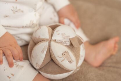Little Dutch készségfejlesztő plüss labda - Baby Bunny - Image 3