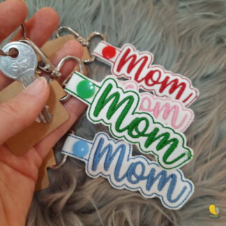 „Mom” feliratú kulcstartó fehér alapon – szeretettel az édesanyáknak