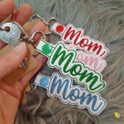 „Mom” feliratú kulcstartó fehér alapon – szeretettel az édesanyáknak