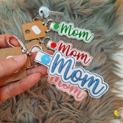 „Mom” feliratú kulcstartó fehér alapon – szeretettel az édesanyáknak - Image 2