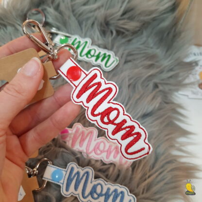 „Mom” feliratú kulcstartó fehér alapon – szeretettel az édesanyáknak - Image 5