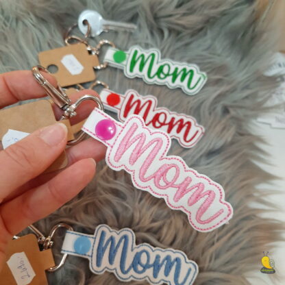 „Mom” feliratú kulcstartó fehér alapon – szeretettel az édesanyáknak - Image 4
