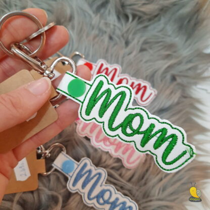 „Mom” feliratú kulcstartó fehér alapon – szeretettel az édesanyáknak - Image 3