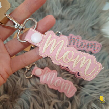 „Mom” feliratú kulcstartó rózsaszín alapon – szeretettel az édesanyáknak - Image 2