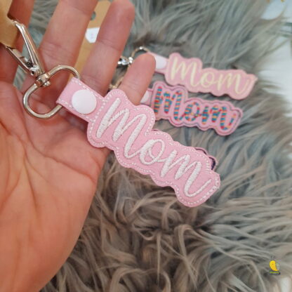 „Mom” feliratú kulcstartó rózsaszín alapon – szeretettel az édesanyáknak - Image 5
