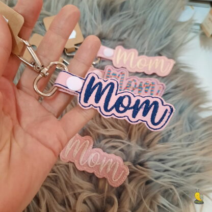 „Mom” feliratú kulcstartó rózsaszín alapon – szeretettel az édesanyáknak - Image 4